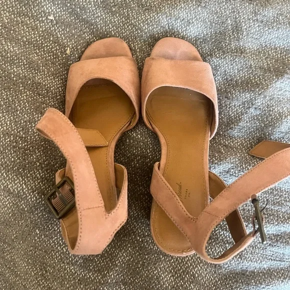 Universal Thread Block Heels - Picture 2 of 4